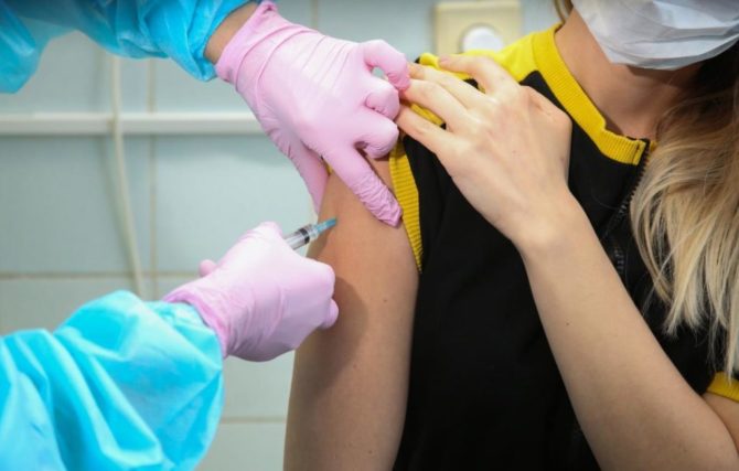 В Прикамье прививку от COVID-19 сделали более 2,2 тыс. детей